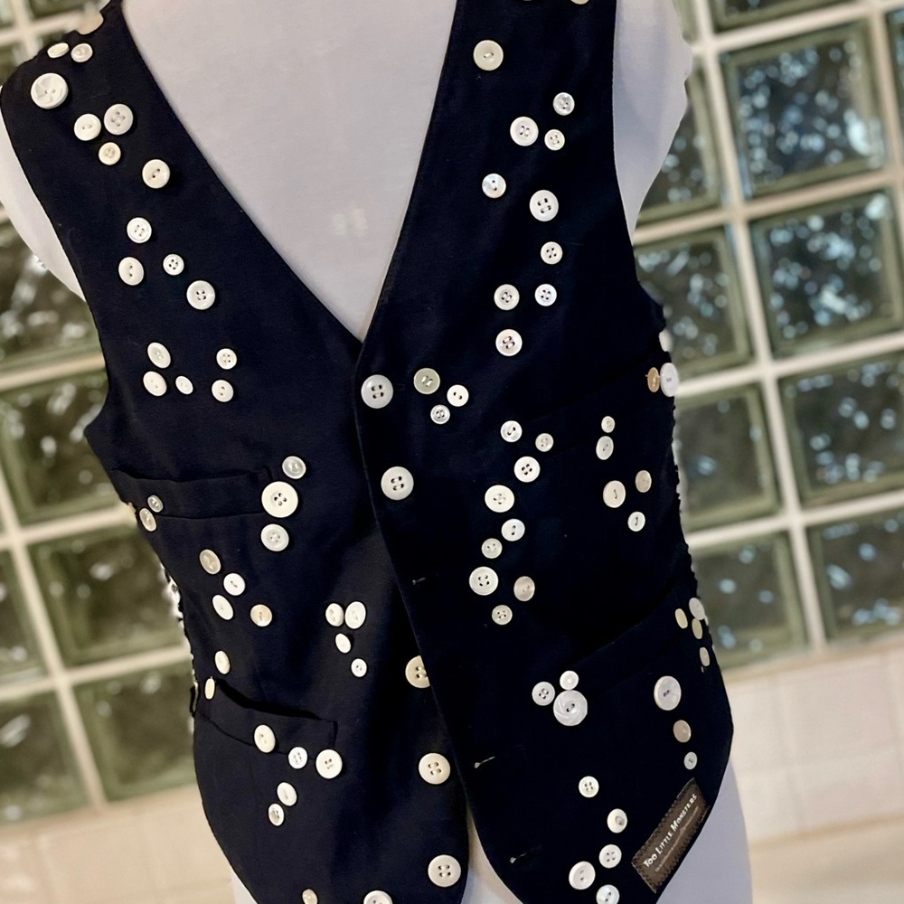 Women’s medium fitted vest